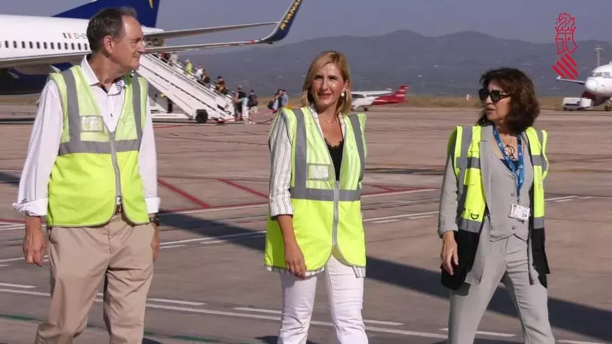 Salomé Pradas en su visita al aeropuerto de Castellón