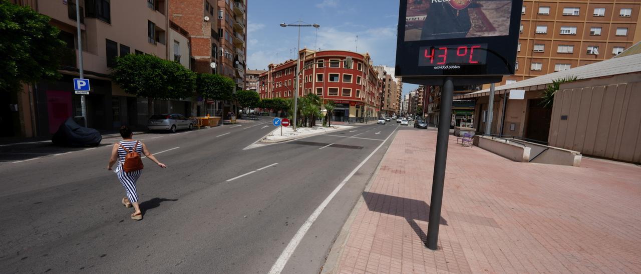Un termómetro marca 43 grados en una céntrica calle de la capital de la Plana, casi desierta por el calor, durante los meses centrales de este verano.