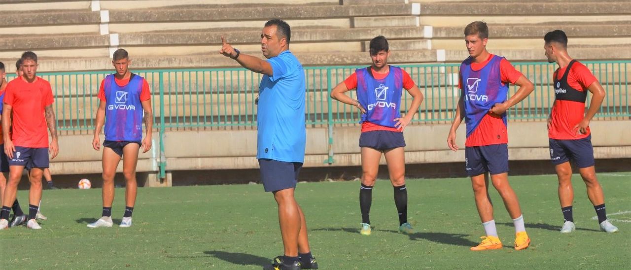 Germán Crespo da indicaciones durante la sesión de trabajo en la Ciudad Deportiva.