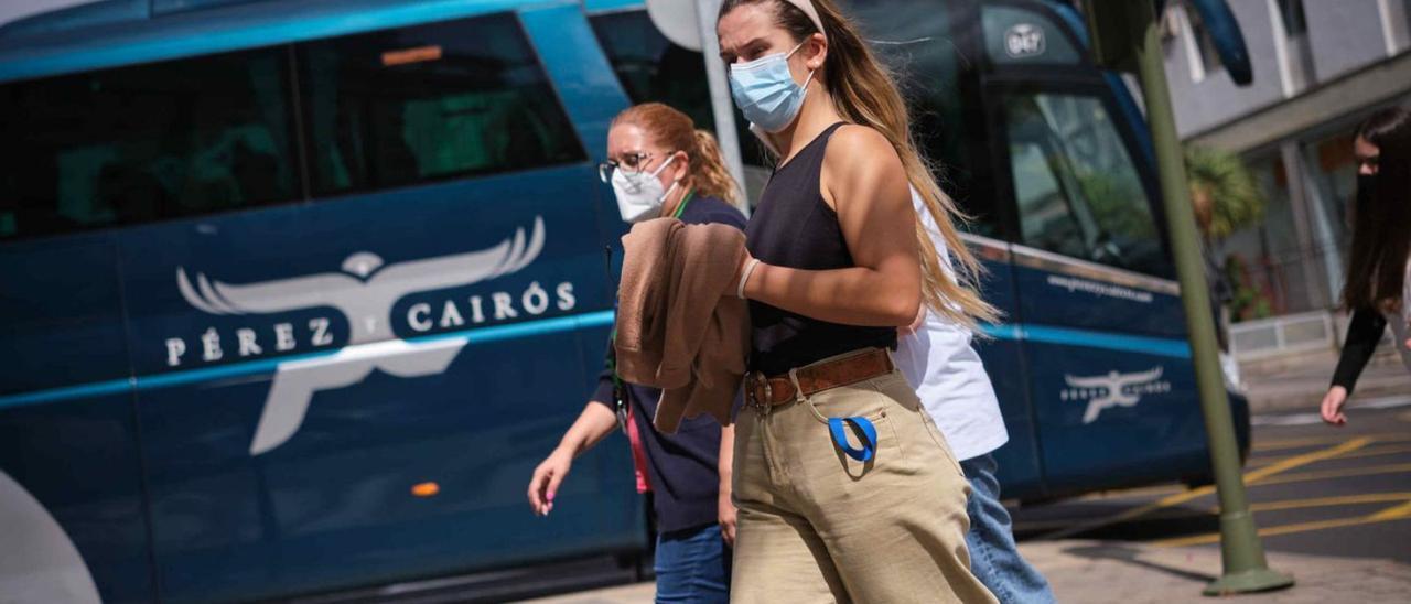 Dos mujeres pasean por el centro de Santa Cruz de Tenerife con mascarilla.