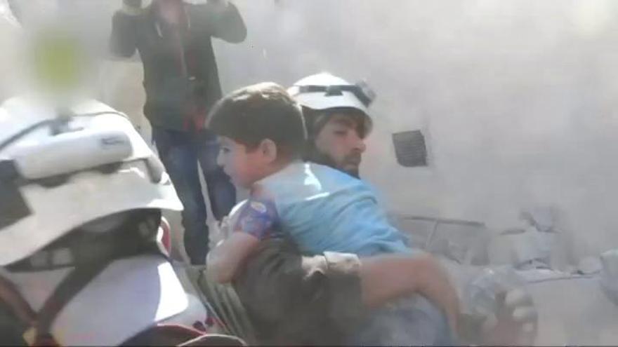 Dos niños son rescatados bajo los escombros tras un bombardeo en Alepo