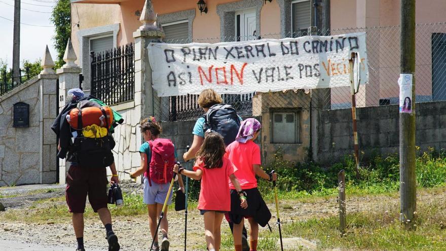 Las pancartas en contra del Plan Especial do Camiño que se pueden ver en Vilamaior (Lavacolla) llaman la atención de los peregrinos / jesús prieto
