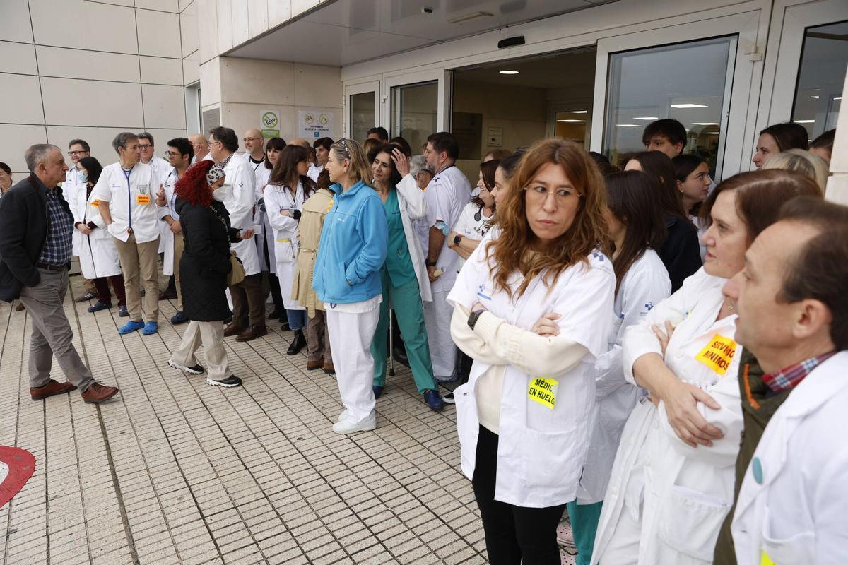 IMÁGENES: Concentraciones en Oviedo y Gijón en el segundo día de huelga médica