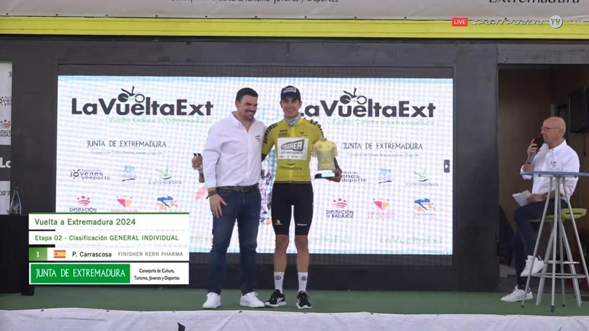 Pablo Carrascosa, con Santi Amaro (director general de Deportes), recoge el maillot amarillo de líder.