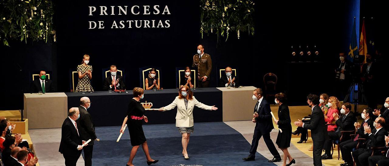 Los premiados con el Princesa de Asturias de Investigación Científica, ayer, en el Teatro Campoamor de Oviedo ante lafamilia real. | EFE/ELOY ALONSO