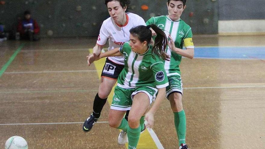 Arriba, María Arias y Sonia frenan a Marta; a la izquierda, celebración del primer gol. // I.O.