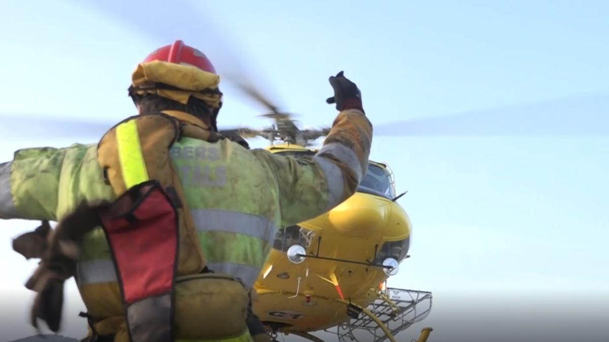 Los bomberos, en plena extinción del incendio de Xert