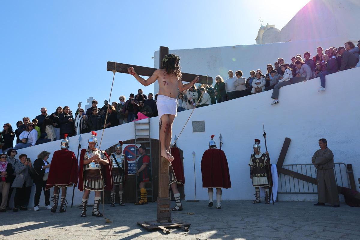 Momento de la crucifixión en la plaza de Lepanto, en Puig de Missa