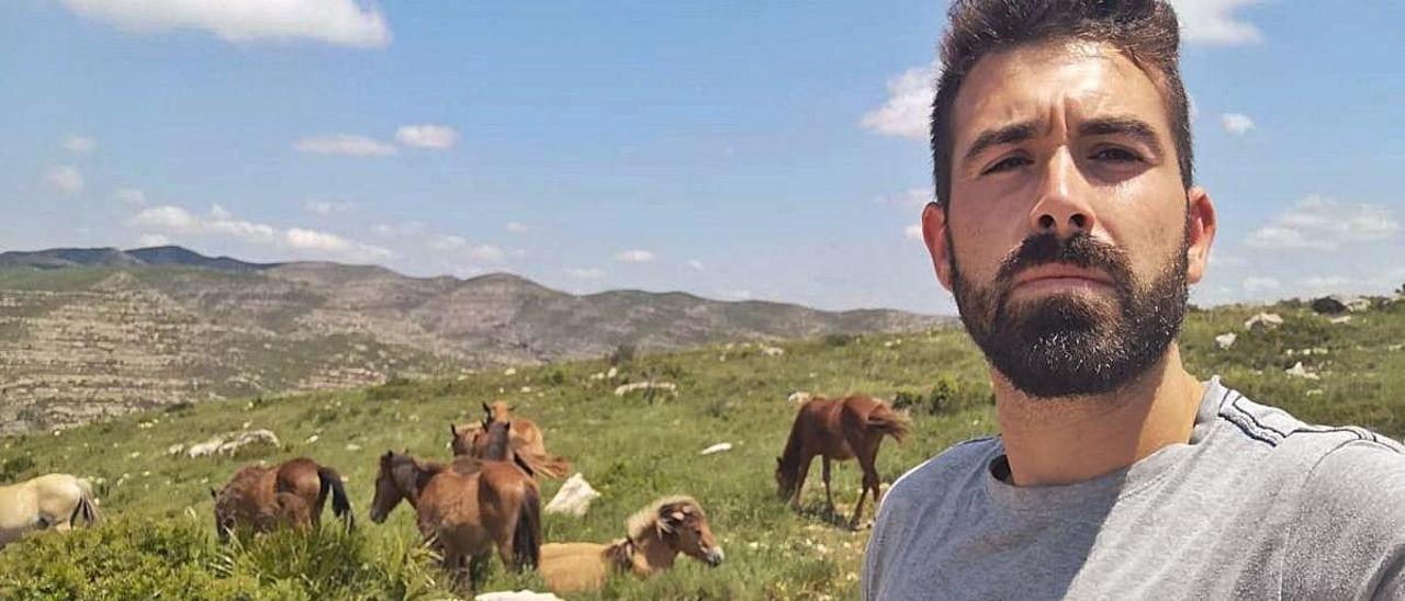 El pastor cántabro junto a equinos desplazados desde Asturias a las montañas de Tous.