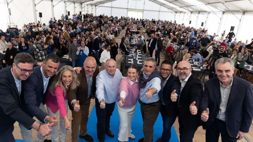 Marga Prohens, en el centro, con Tellado y dirigentes del PP de Eivissa en la comida-mitin del domingo. | VICENT MARÍ