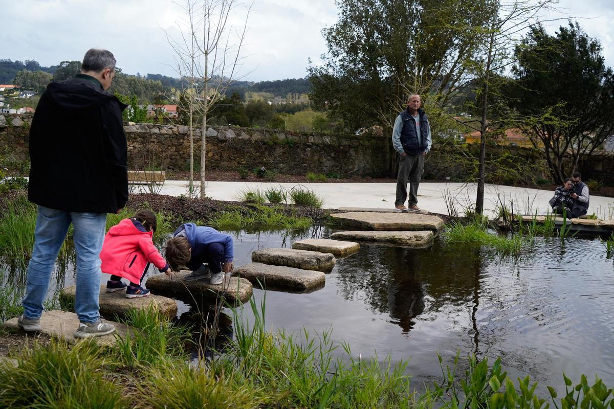 Inauguración en Santa Cruz del parque Rosalía Mera, donado por Sandra Ortega