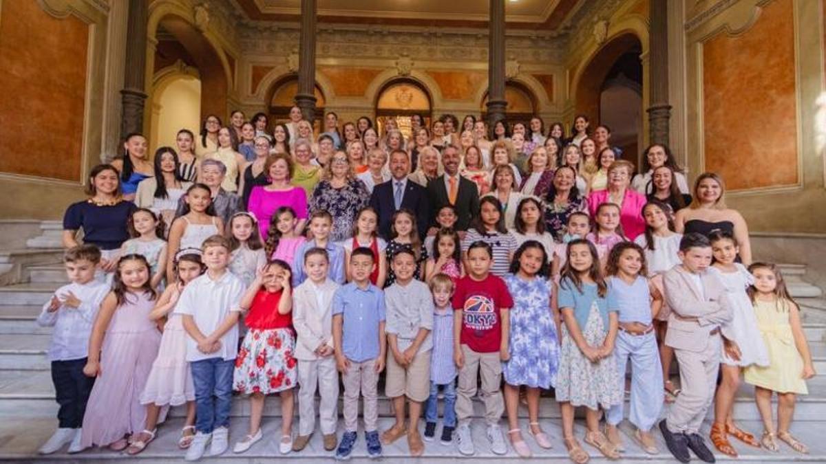 El alcalde y el concejal de Fiestas, con las aspirantes y candidatos a reinas y romeros de las Fiestas de Mayo.