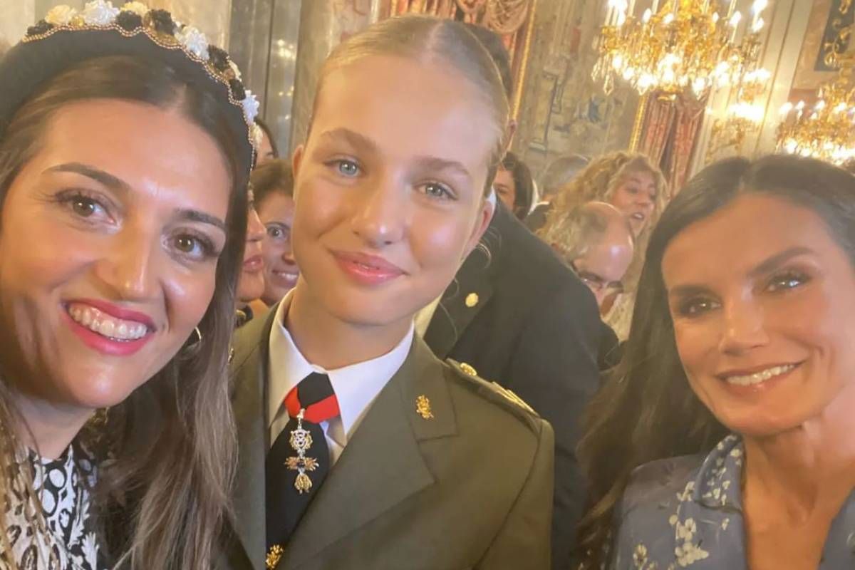 El selfie de la princesa Leonor y la reina Letizia junto a una invitada el Día de la Hispanidad 2023