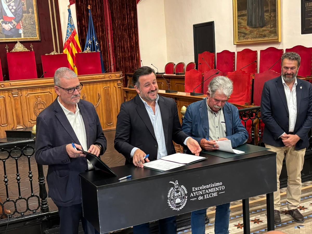 El momento de la firma del convenio entre el Ayuntamiento de Elche y Jóvenes Agricultores