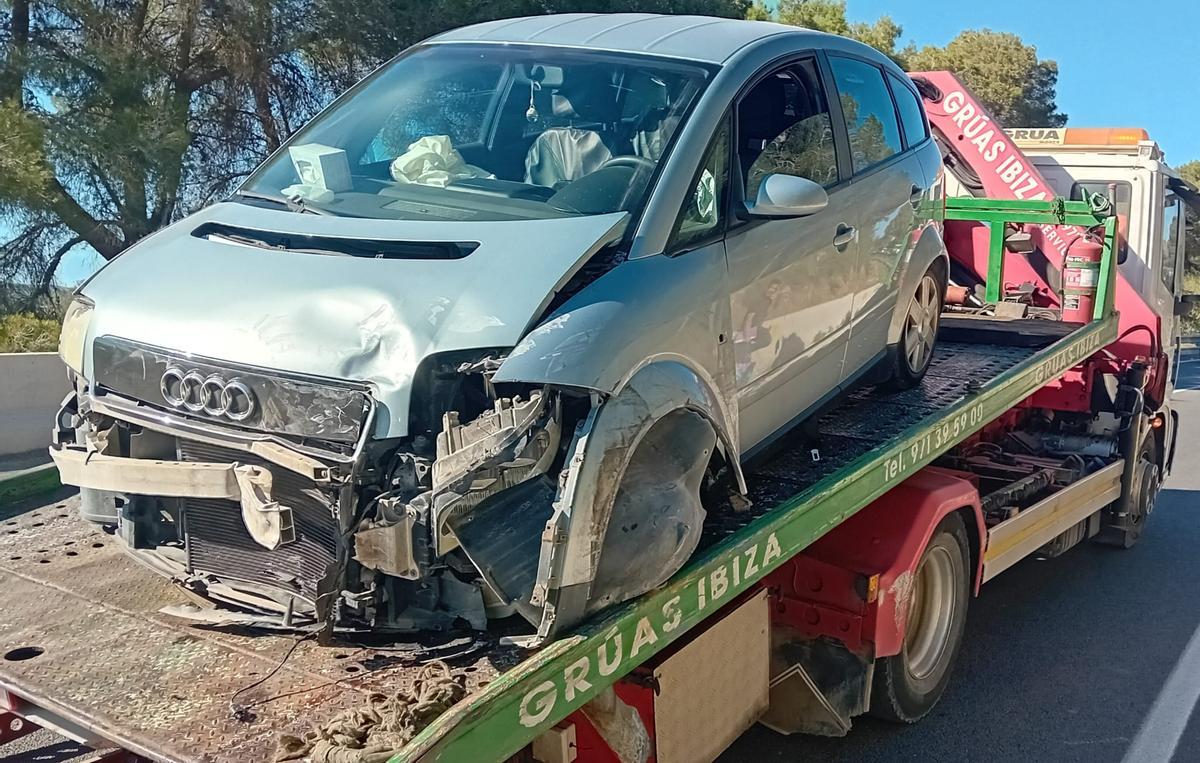 Uno de los coches, con la parte delantera destrozada tras el accidente