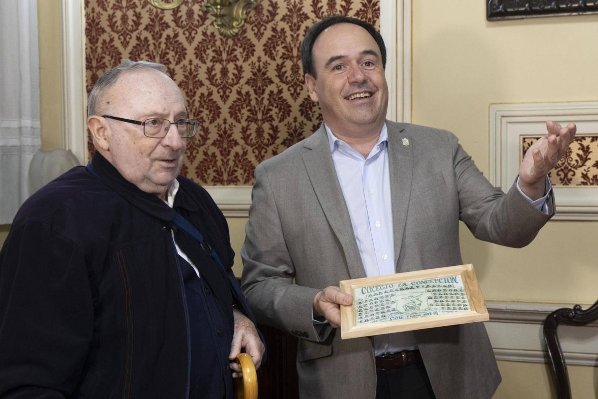 El franciscano Luis Sendra, exrector del colegio La Concepción de Ontinyent, junto a Juanfran Pérez Llorca.