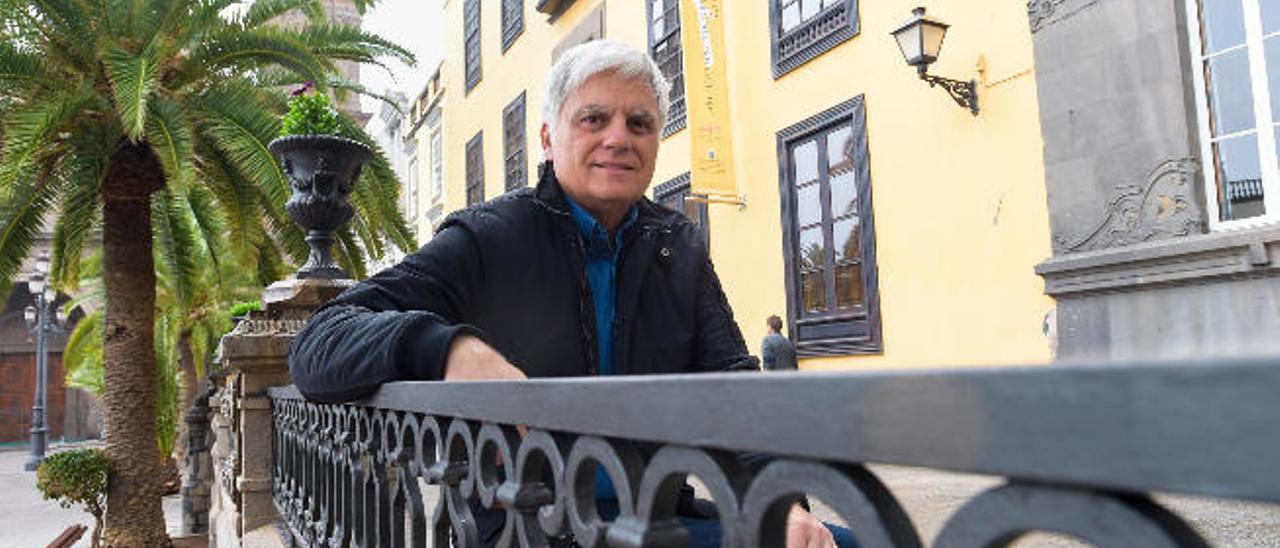 José Miguel Pérez, junto a la sede del Archivo histórico provincial de Las Palmas, en la plaza de Santa Ana.