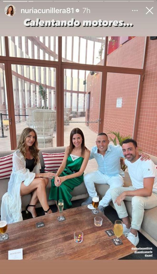 Xavi Hernández, su pareja Núria Cunillera, Santi Cazorla y su pareja Ursula Santirso, juntos en Sevilla