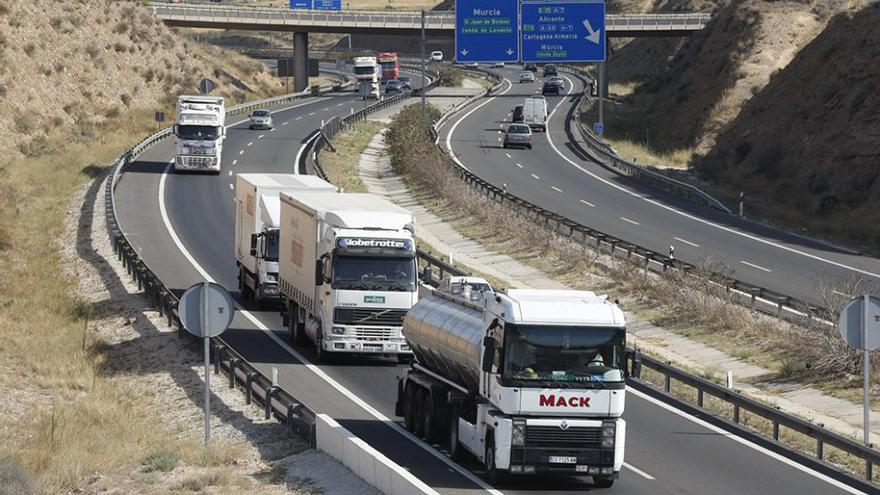 Varios camiones circulan por la circunvalación de la ciudad de Murcia.