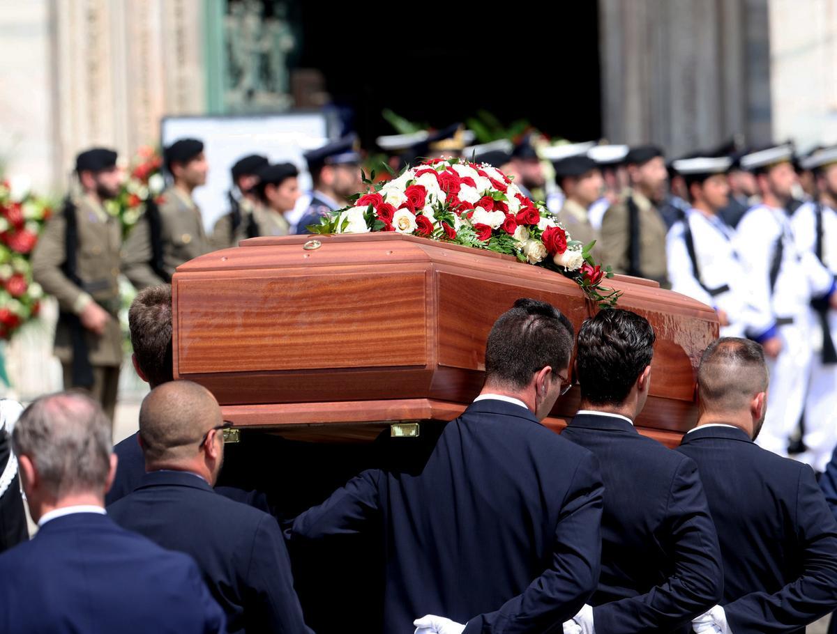 Cientos de personas se dan cita en la catedral de Milán para despedir a Berlusconi