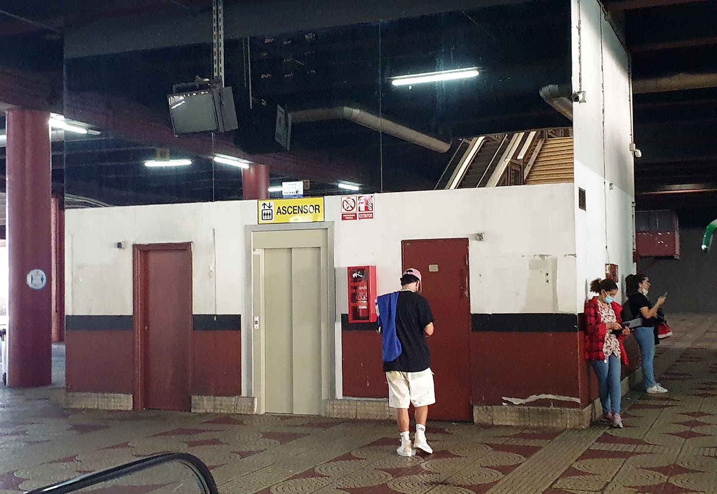 Interior de la estación de buses de la avenida de Madrid, con viajeros y locales cerrados.  Marta G. Brea (16).jpg