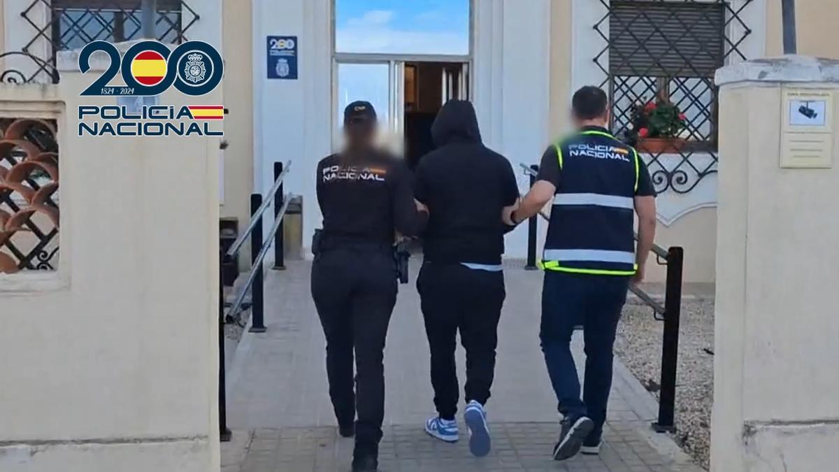 Llegada del tercer detenido a la Comisaría de Dénia.