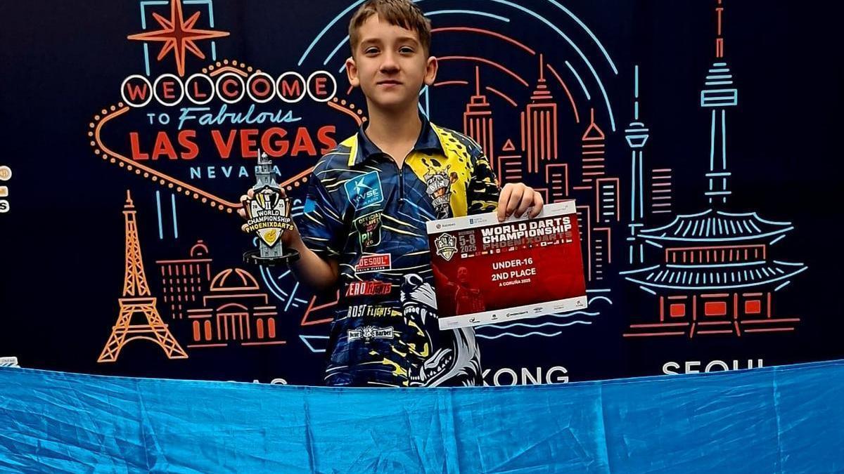 Eric Ortiz, con los trofeos logrados en el mundial.