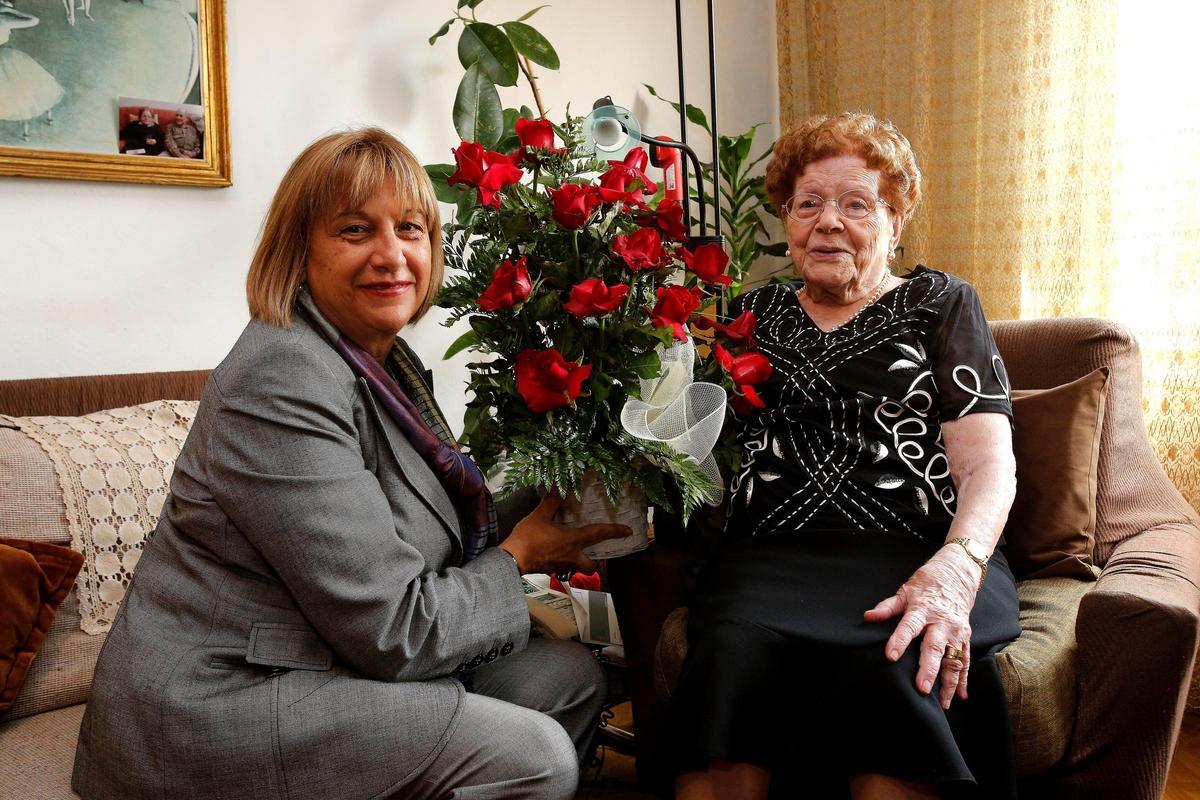 Entitats de Cornellà reten homenatge a una regidora que es retira després de 26 anys Entitats de Cornellà reten homenatge a una regidora que es retira després de 26 anys