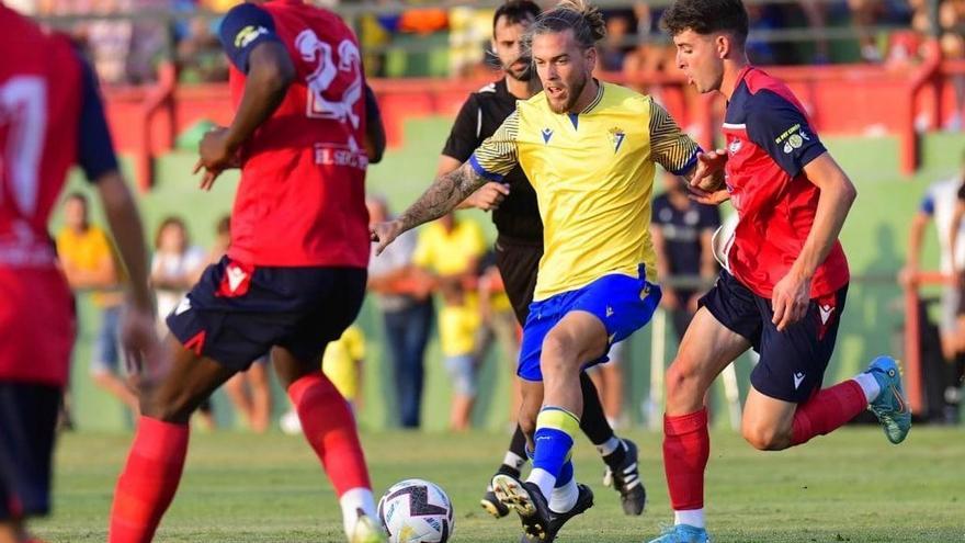 Álvaro Jiménez controla el esférico en un duelo de esta pretemporada con la elástica del Cádiz CF.