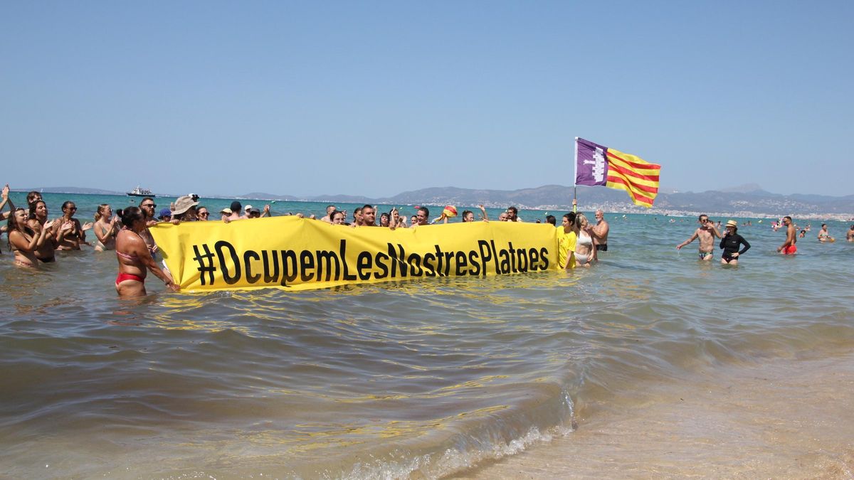 Aktivisten im August 2024 bei einer "Strandbesetzung" an der Playa de Palma.