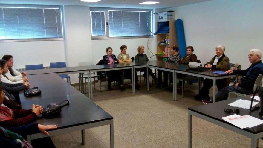 Un grupo de mayores en uno de los espacios habilitados en el Centro Cívico en la planta baja.