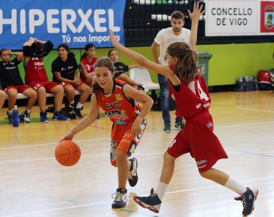 Celta Zorka y Perfumerías Avenida disputan un amistoso en honor al presidente del club vigués. Horas antes jugaron las categorías inferiores del Club Baloncesto Porriño y el Corruña Basquet Atlántico.