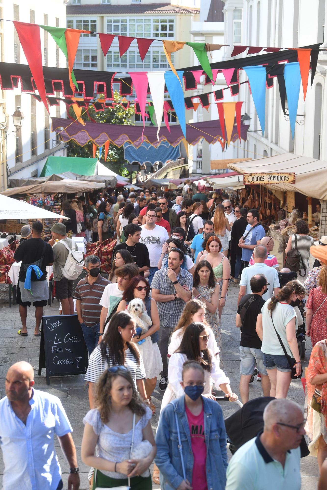 La Feira das Marabillas se despide de la Ciudad Vieja tras retomar la tradición medieval