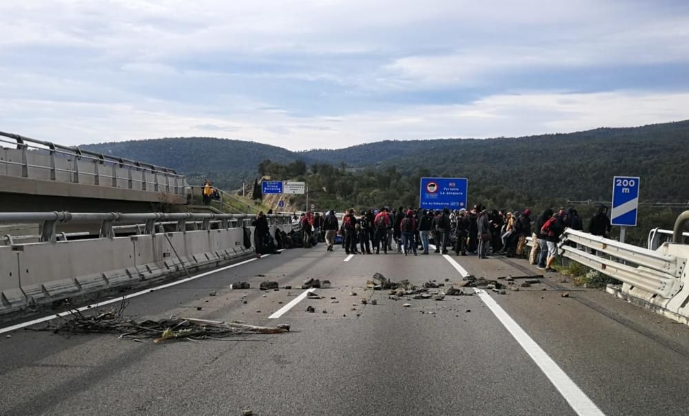 Tallada l'AP7 a la Jonquera i Bàscara