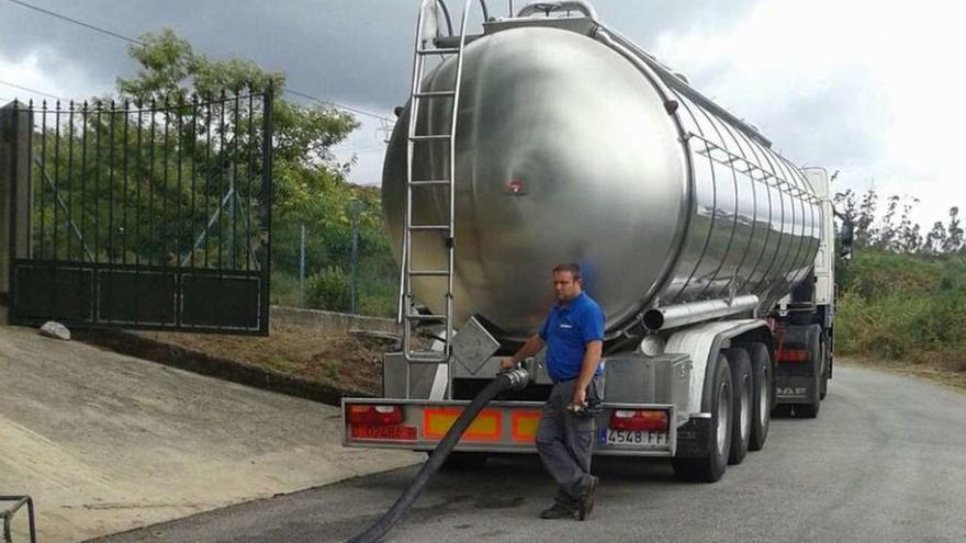Uno de los camiones de la empresa contratada descarga agua recogida en Ponteareas. // D.P,