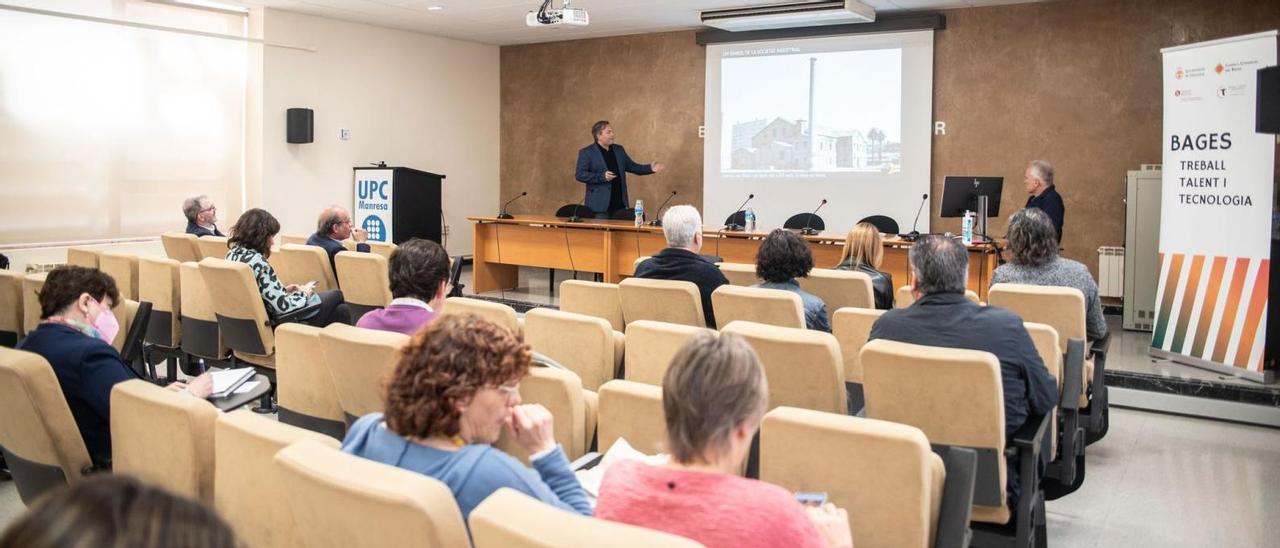 El director del Citilab de Cornellà, Javier González, mostra com era l’antiga fàbrica de Can Suris