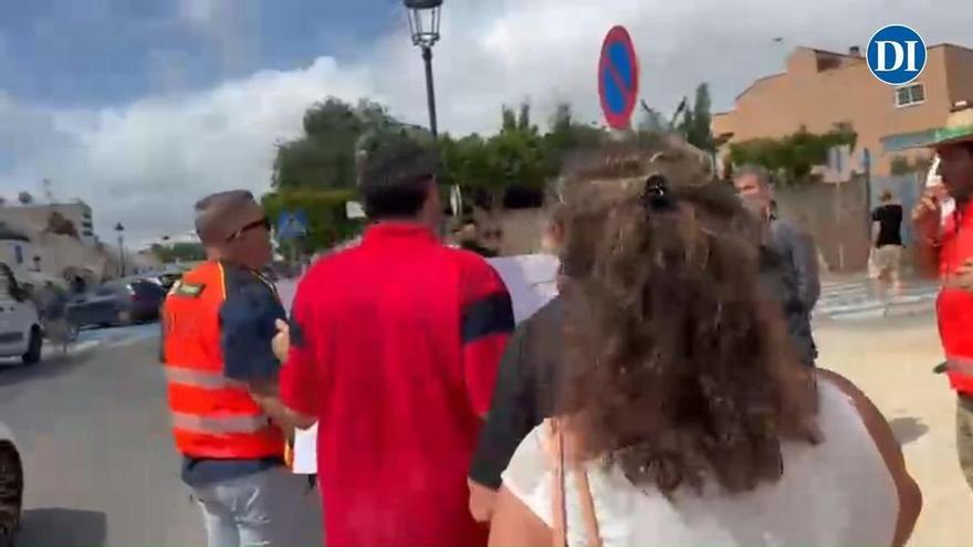 El comité de empresas de ambulancias de Ibiza y Formentera recibe a la consellera de Salud con una movilización