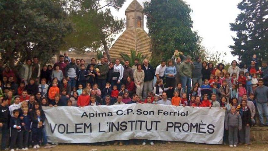 Los padres y los alumnos concentrados con una pancarta, el domingo pasado, en la ermita de Llubí.