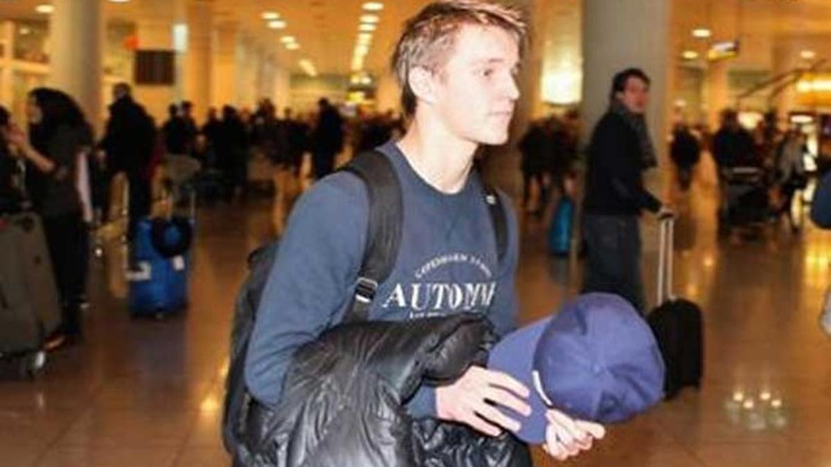 Martin Odegaard a su llegada al aeropuerto de Barcelona este viernes