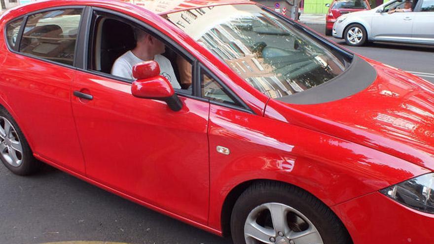 Un alumno de la autoescuela AP-5 de Zamora recibe una clase práctica.