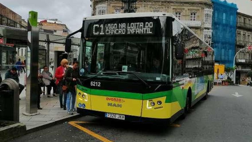 Arriba, médicos del Álvaro Cunqueiro junto a las asociaciónes Bicos de Papel y ASANOG. Abajo, la línea C1 de Vitrasa con el rótulo &quot;Vigo na loita do cancro infantil&quot;. // FdV