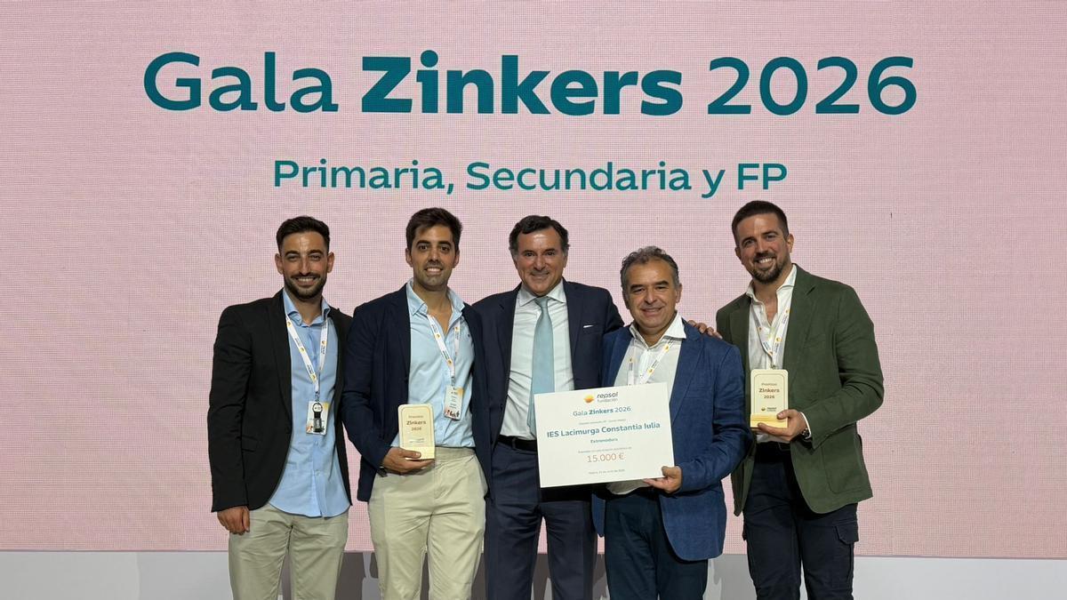 Representantes del centro educativo recogen el premio.