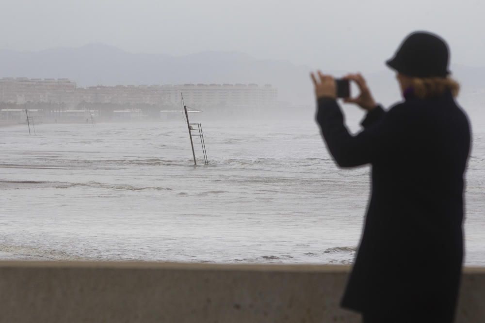 Las playas de la Malva-rosa, el Cabanyal y la Marina tras el temporal marítimo.