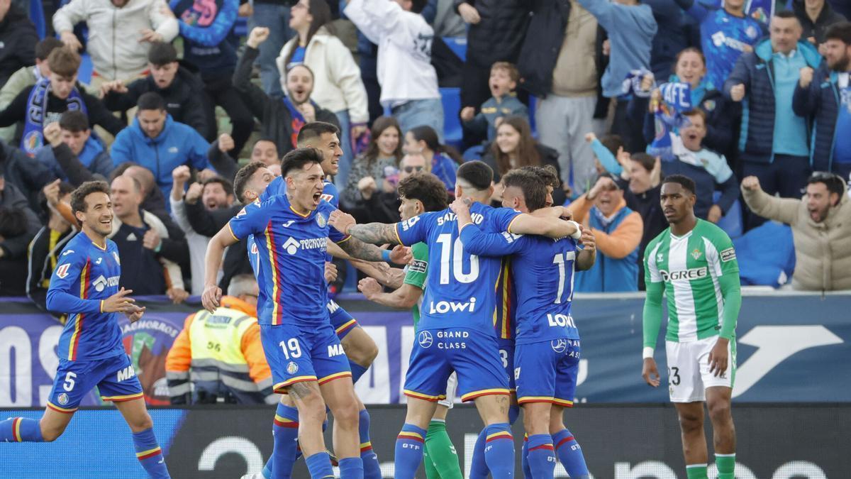 Kiko Femenía celebra con sus compañeros tras marcar el primer gol durante el partido de LaLiga entre el Getafe y el Betis, este domingo en el Coliseum