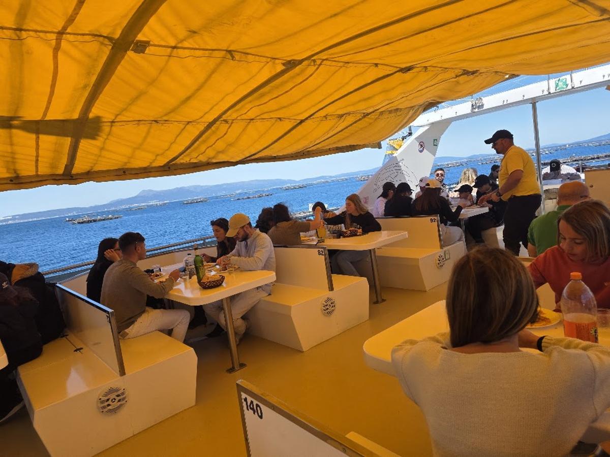 Un trabajador del restaurante marinero «Fly Delfín» atendiendo a los comensales.