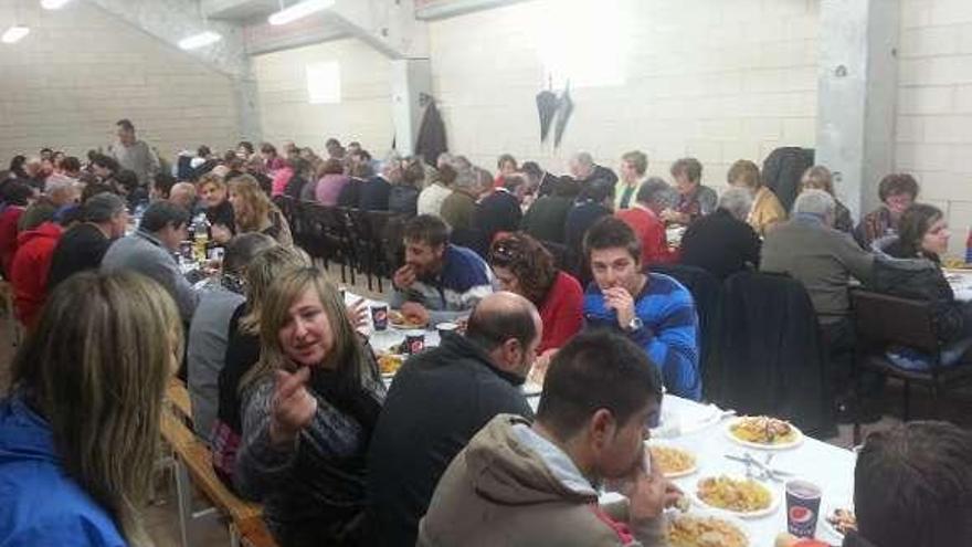 Los comensales, disfrutando de la jornada en el gimnasio.