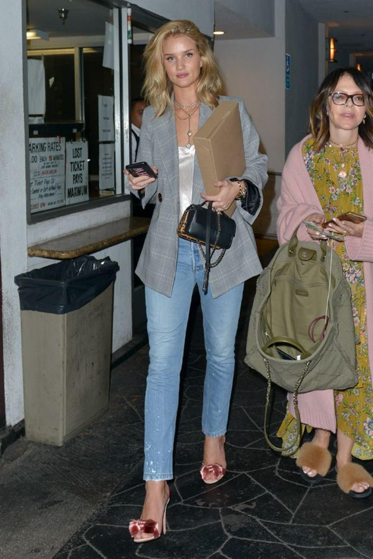 Rosie Huntington-Whiteley con zapatos rosas