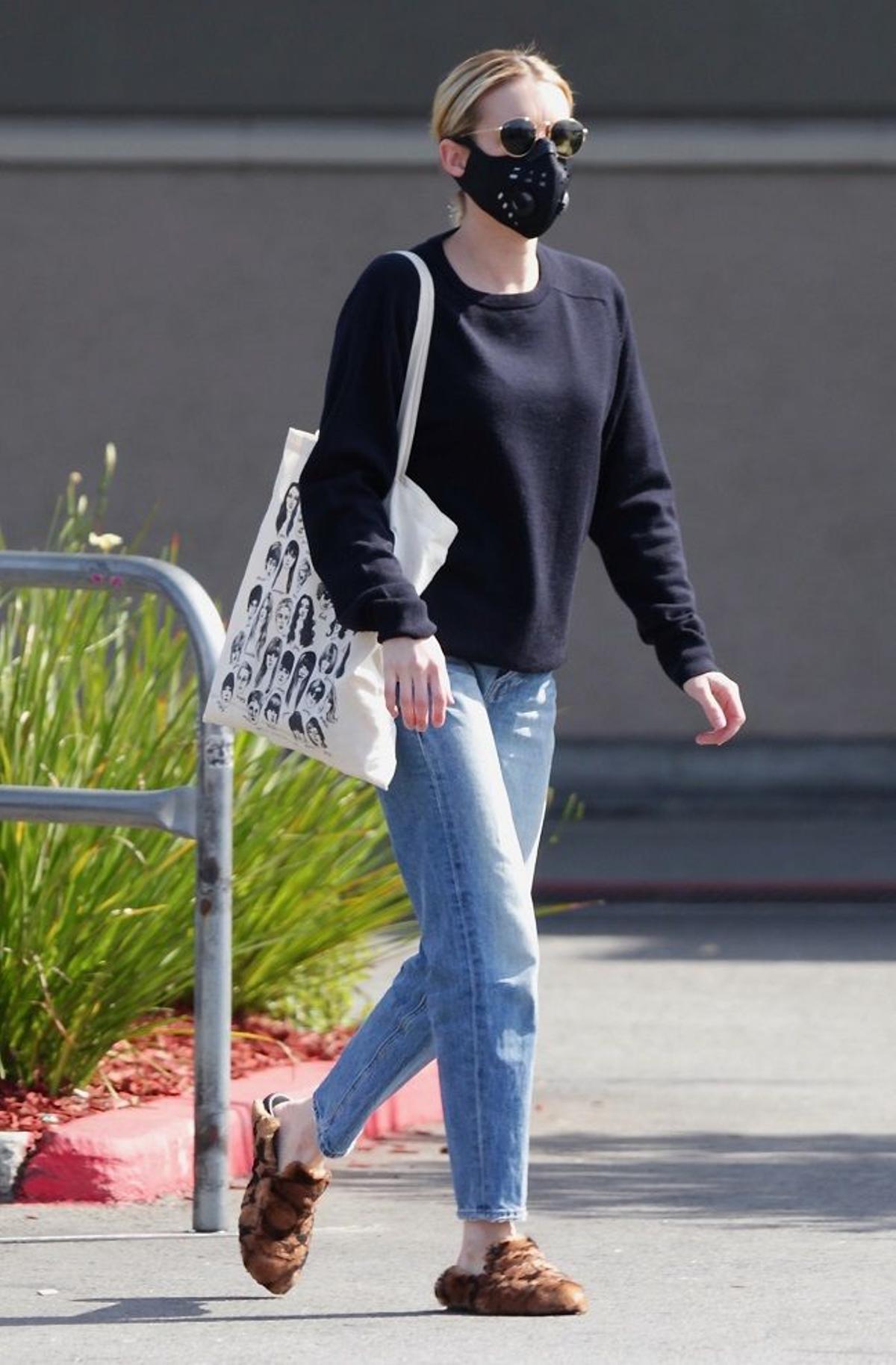 Emma Roberts con los zapatos Holly de Coach