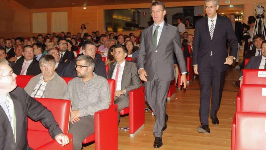 Feijóo, con Francisco Conde detrás, ayer antes de presentar la estrategia para la biomasa.