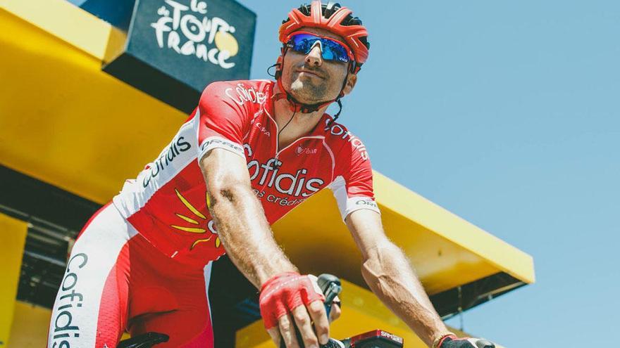 Luis Ángel Maté, ciclista malagueño, posa con el logo del Tour de Francia de fondo, una prueba en la que es ya un fijo.